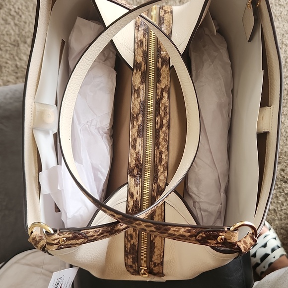 Handbags - Picture 2 of 4